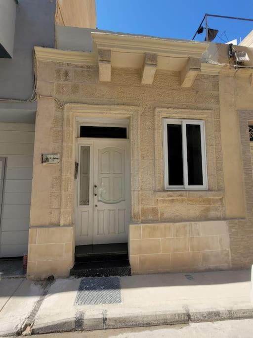 Sunflower Maltese House In Apartment