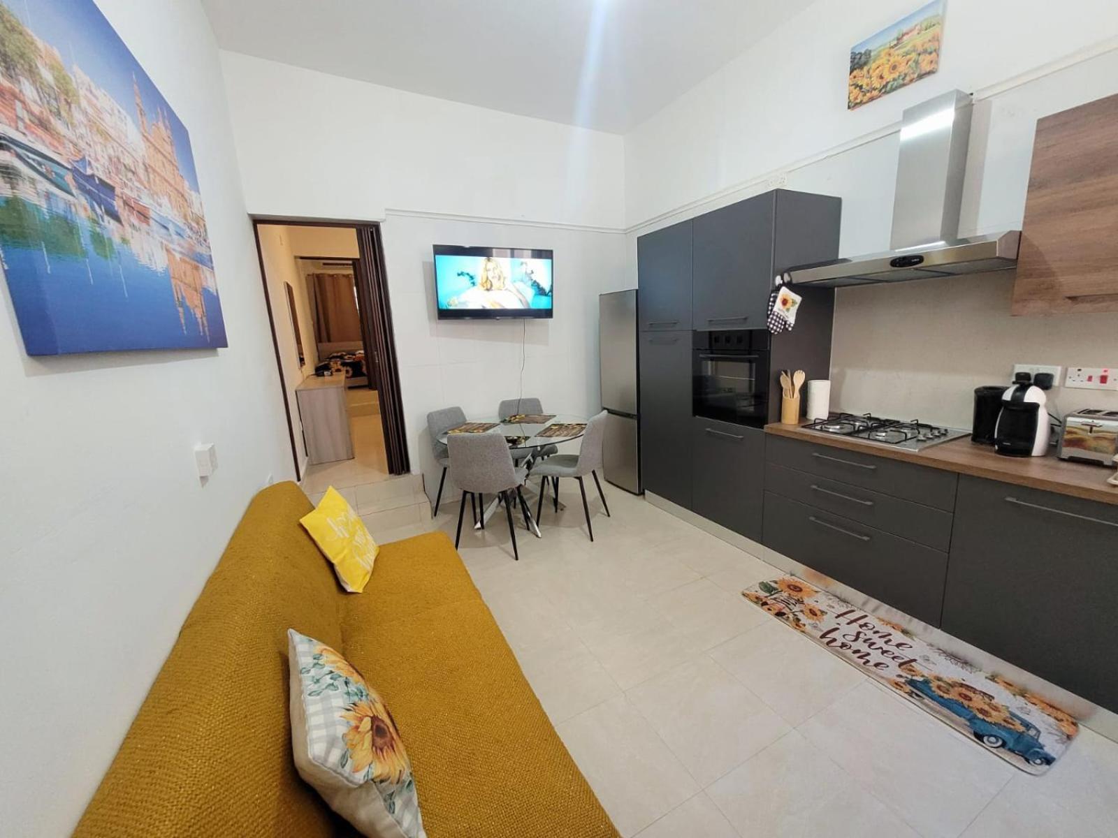 Sunflower Maltese House In Apartment