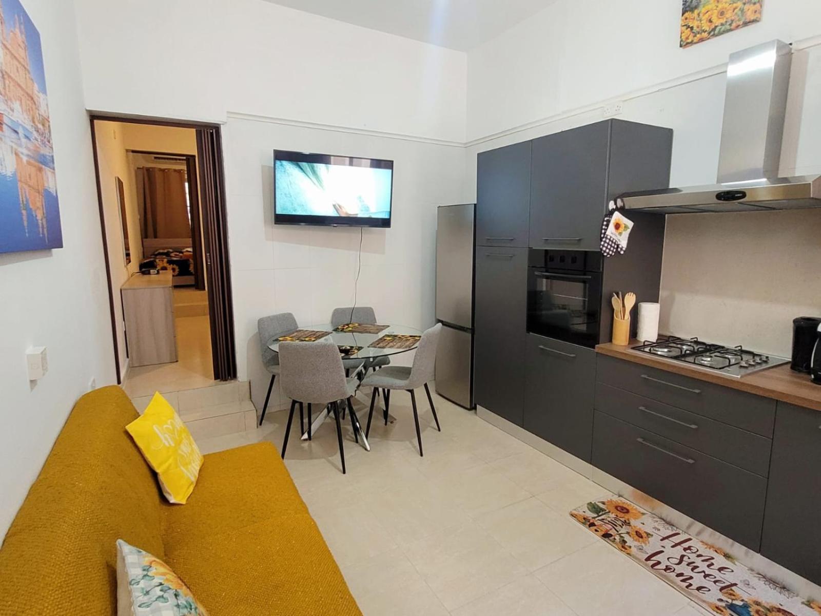 Sunflower Maltese House In Apartment *
