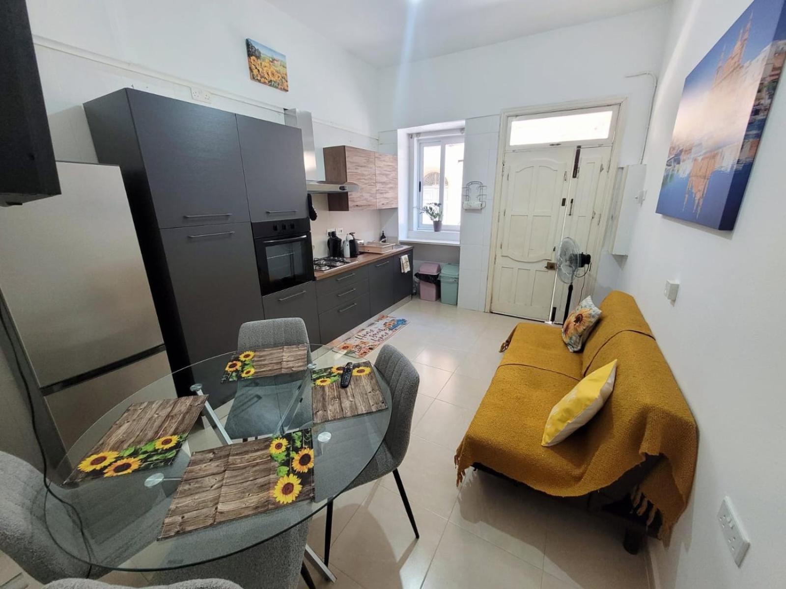 Apartment Sunflower Maltese House In Sliema