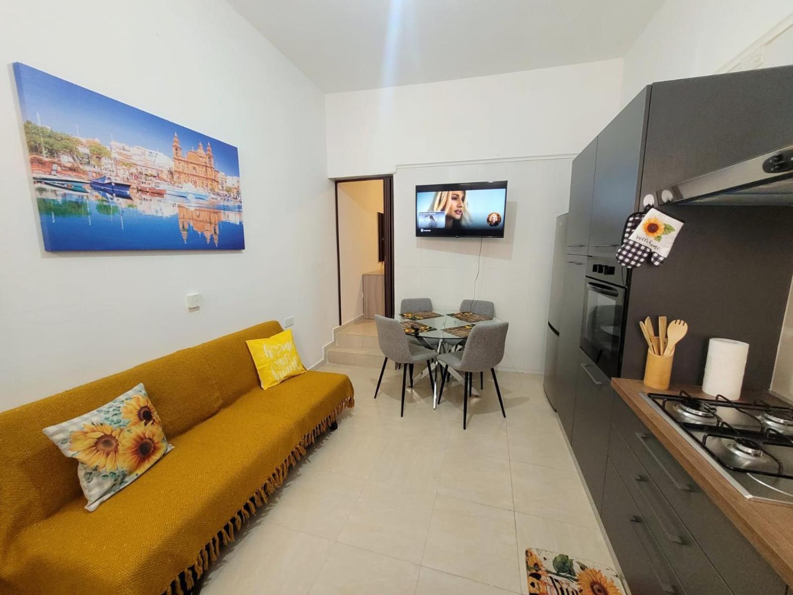 Sunflower Maltese House In Apartment
